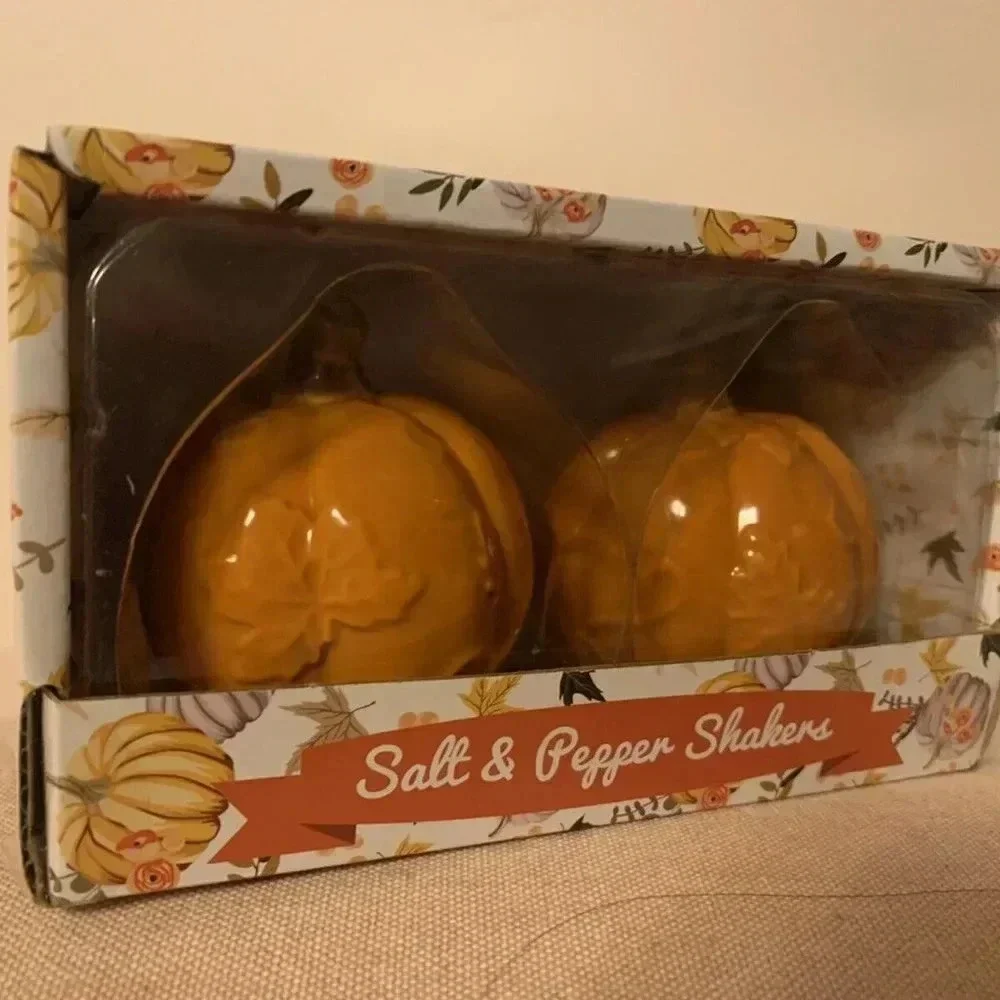 NEW Fall Novelty Ceramic Pumpkin Salt & Pepper Shaker Set